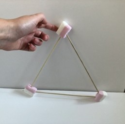 driehoek uit satestokjes en marshmallows