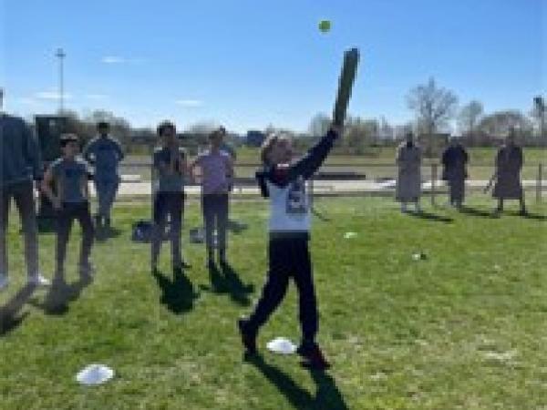 Jongen slaat op baseball bat